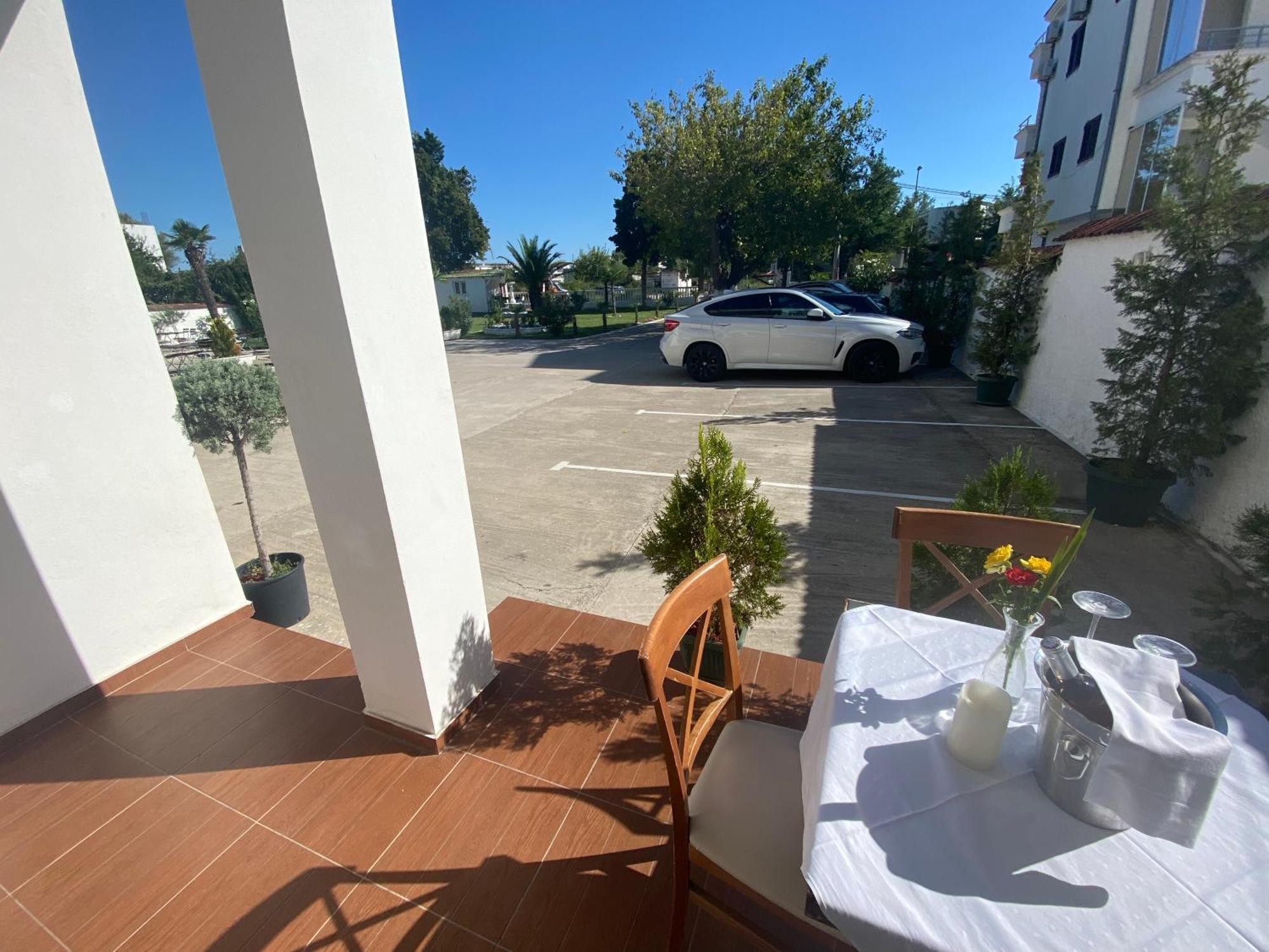 Apartments Vila Sara M Ulcinj Rom bilde